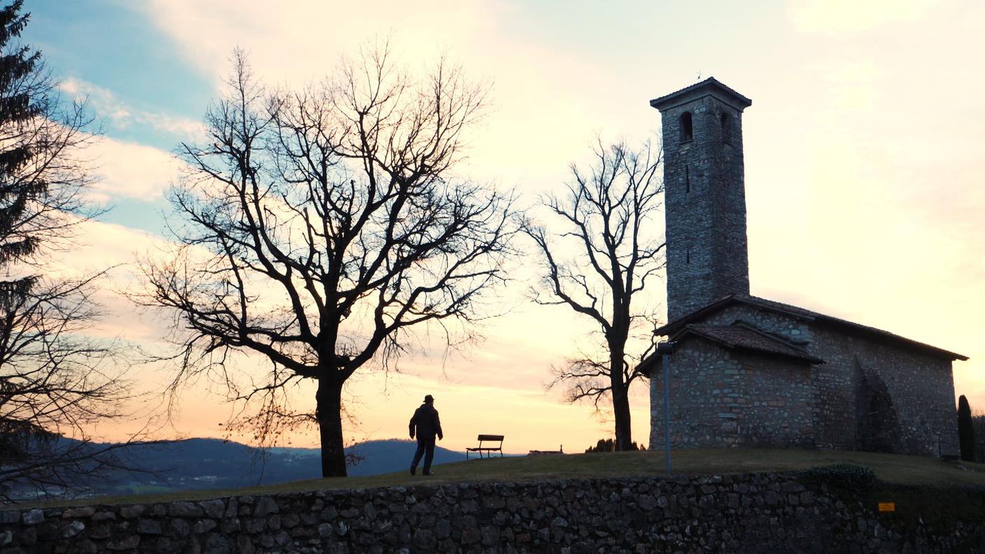 Orio  Galli davanti a Chiesa Besazio