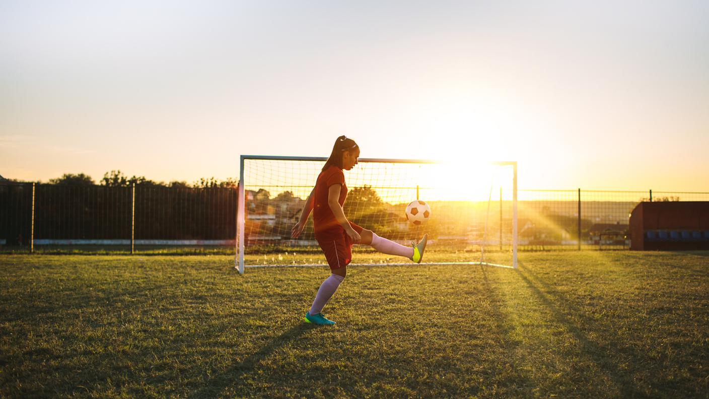 iStock-Serbia, Calcio - Sport, Ragazze adolescenti, Luce solare, Pallone da calcio