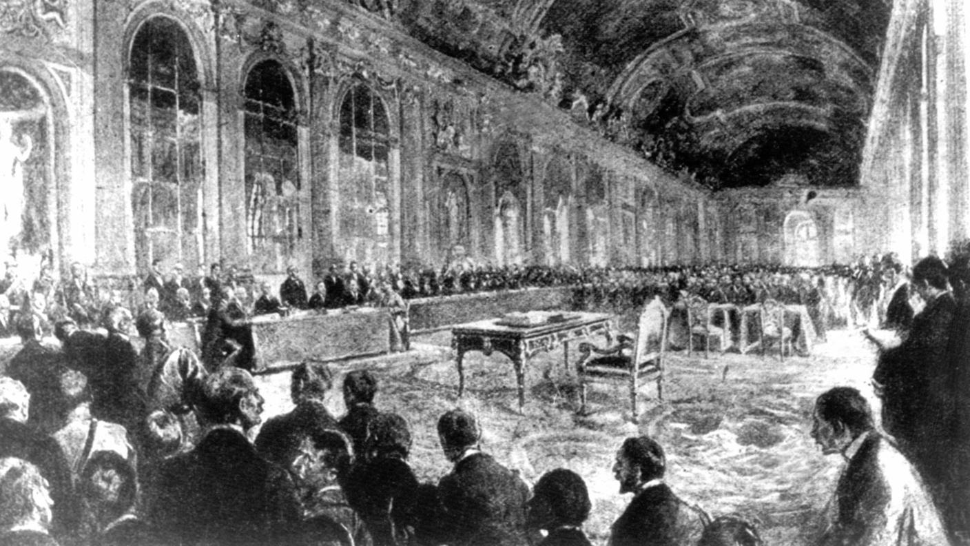 L'immagine dell'archivio mostra la sessione di apertura della firma del trattato di pace nel castello di Versailles