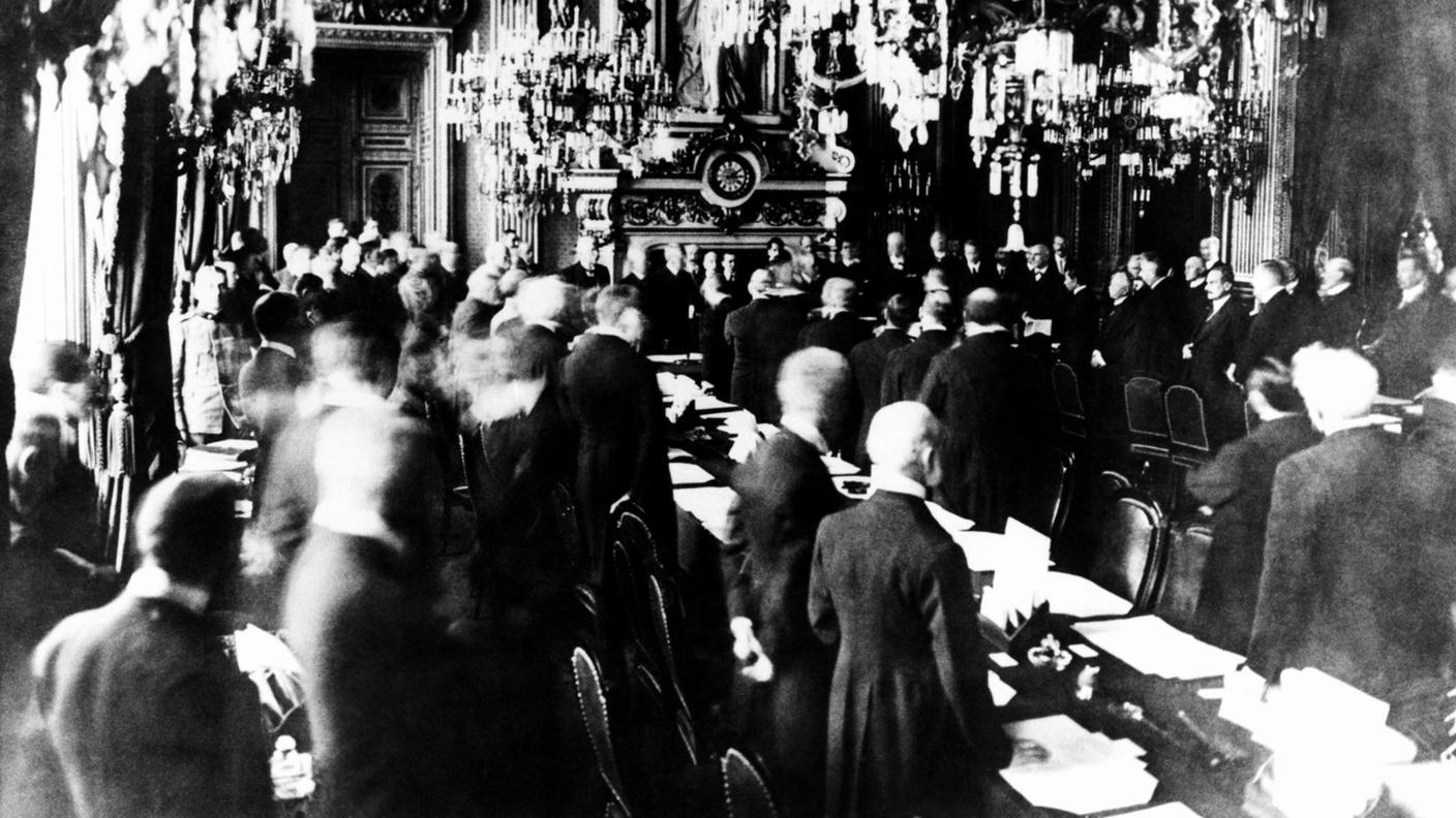 L'immagine dell'archivio mostra la sessione di apertura della firma del trattato di pace nel castello di Versailles