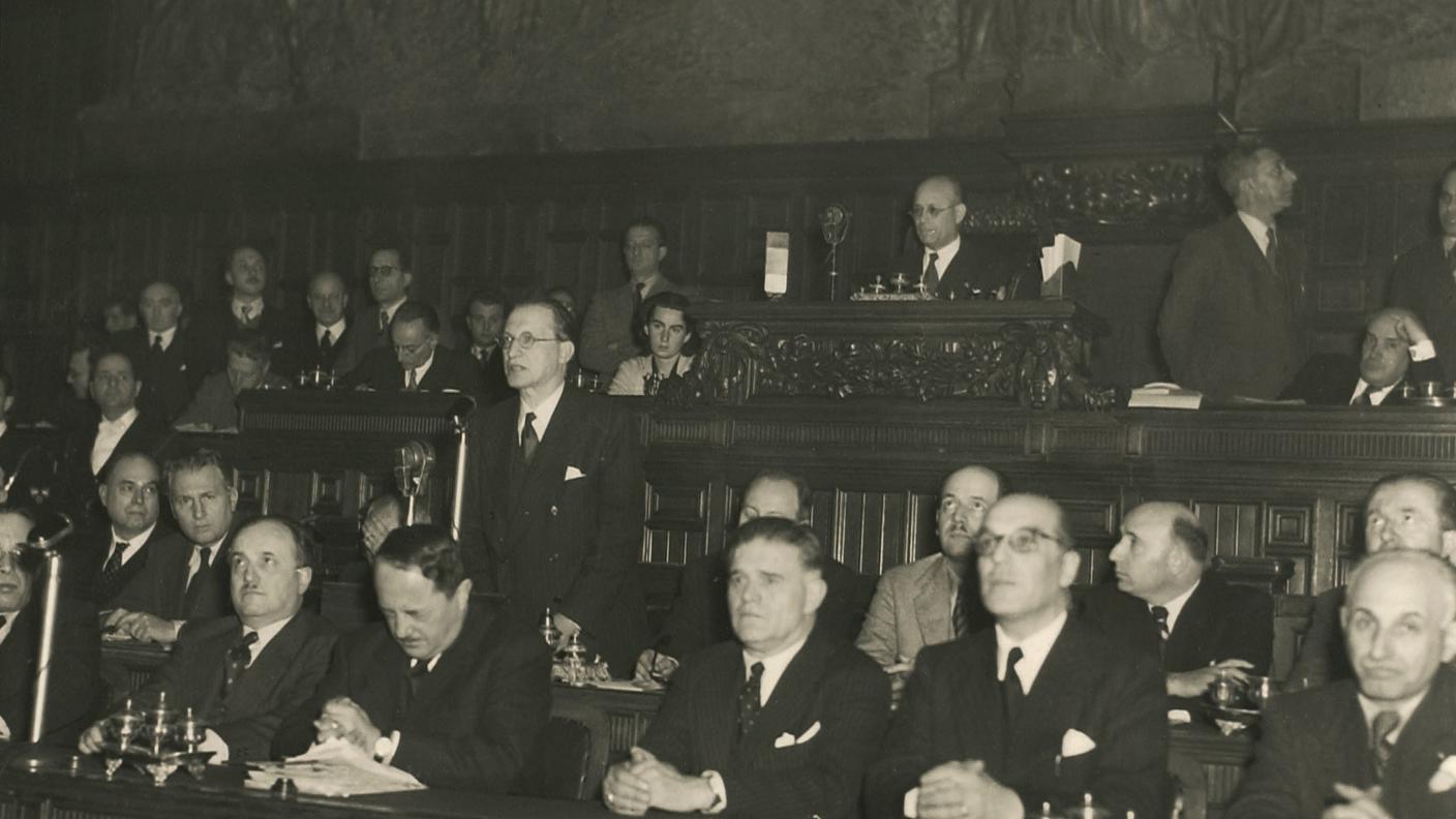 Approvazione della Costituzione Italiana, in primo piano Alcide De Gasperi, sullo sfondo Teresa Mattei