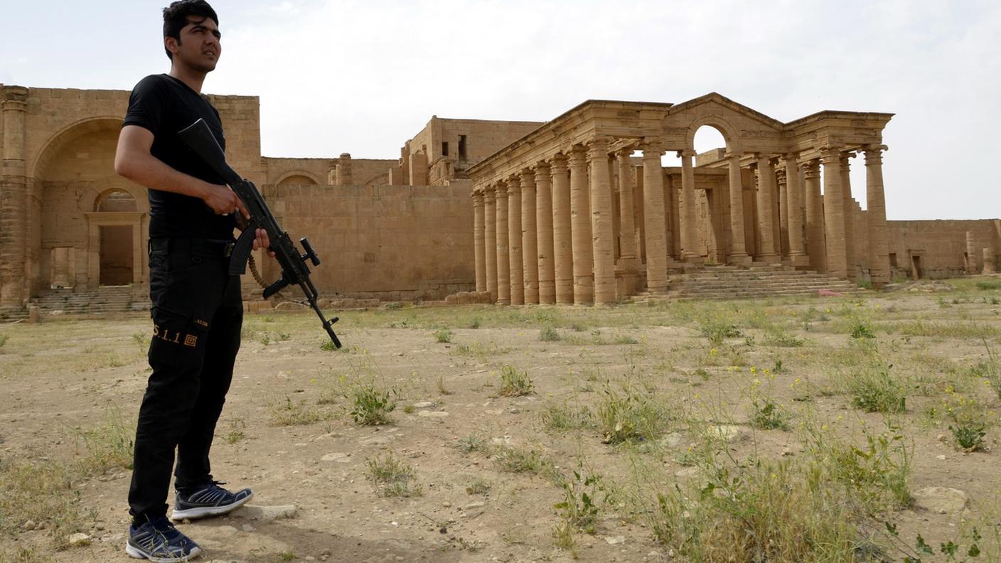 Una guardia armata davanti alla città archeologica di Hatra, a sud di Mosul