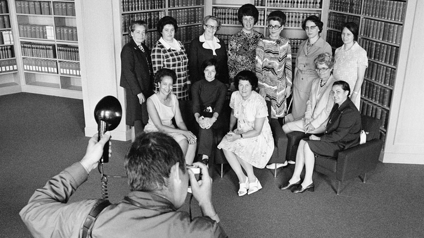 Foto di gruppo del mese di giugno del 1972 con dodici donne: le prime dieci consigliere nazionali elette nel 1971, a cui ne sono aggiunte due (Sanhlfeld e Meyer) nel dicembre 1971 e nel mese di giugno 1972.Da sinistra: Elisabeth Blunschy, Hedi Lang, Hanny Thalmann, Helen Meyer, Lilian Uchtenhagen, Josi Meier, Hanna Sanhlfeld,Nelly Wick, Martha Ribi, Liselitte Spreng, Gabrielle Manchen e Tilo Frey