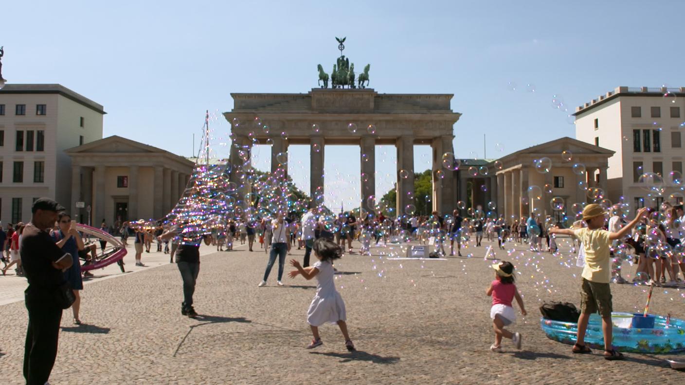 Seifenblasen vor dem Brandenburger Tor, 2018