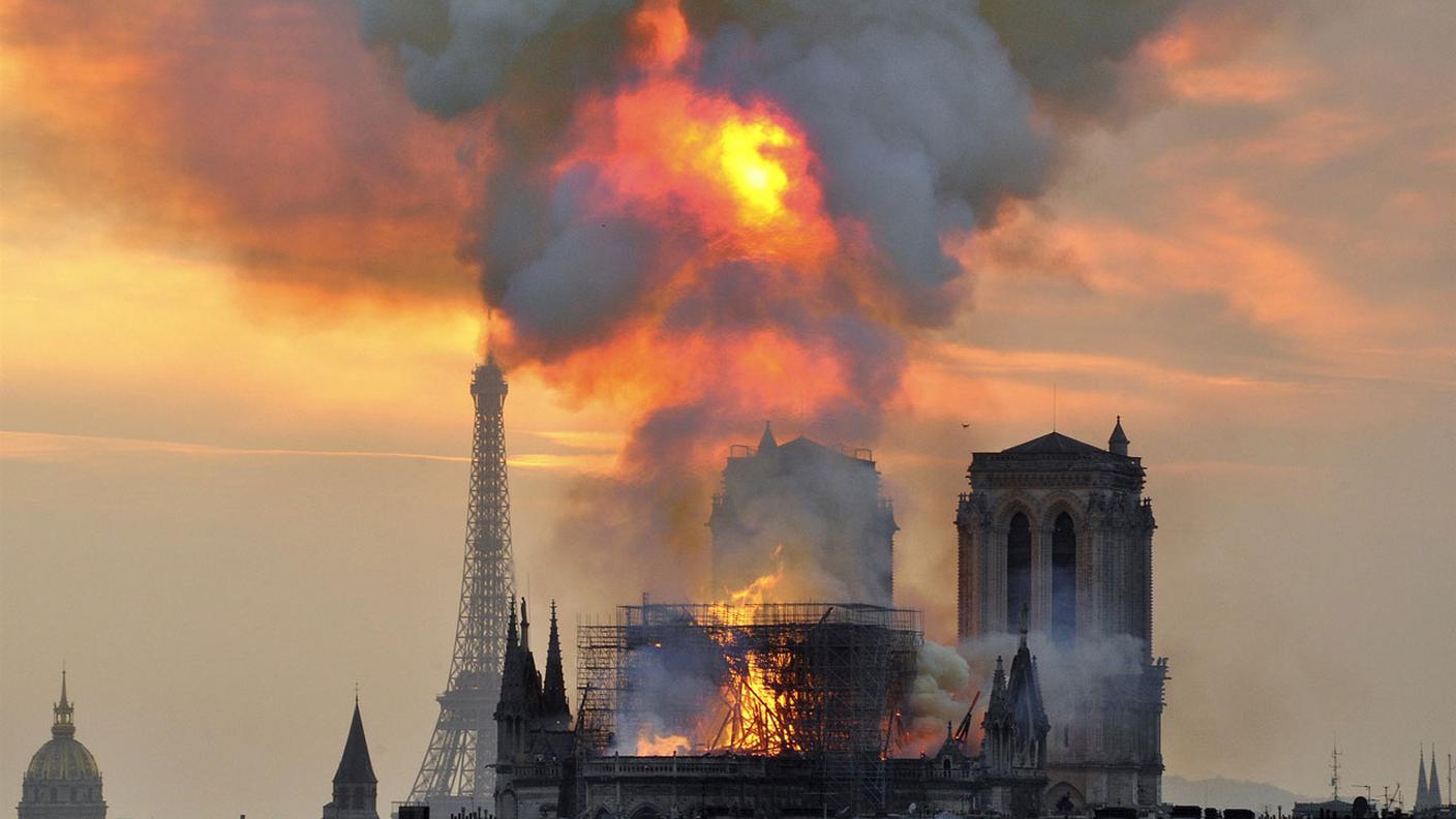 Falò Notre Dame incendio