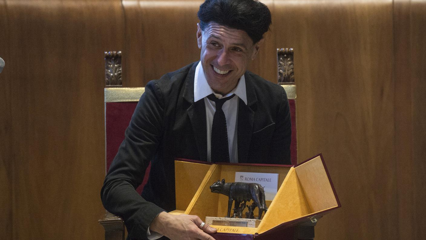 Ezio bosso mentre riceve la cittadinanza onoraria romana