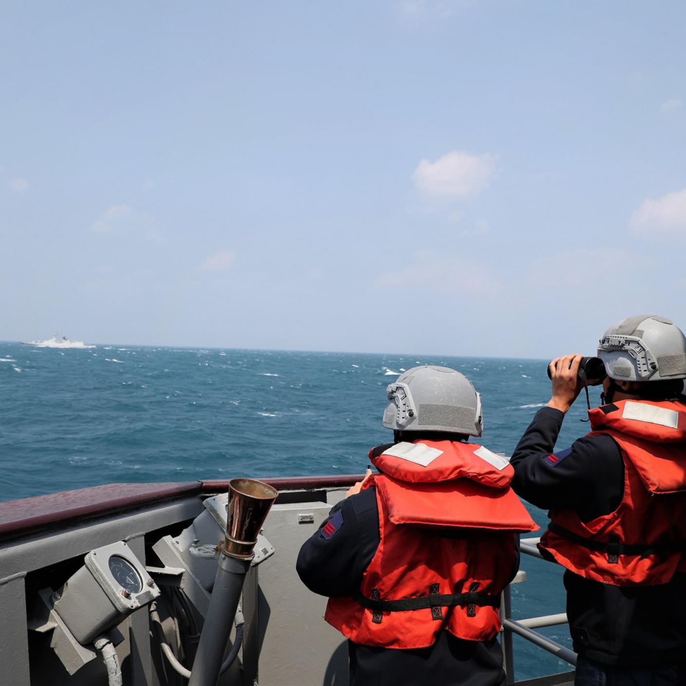Soldati taiwanesi monitorano gli spostamenti di una nave da guerra cinese
