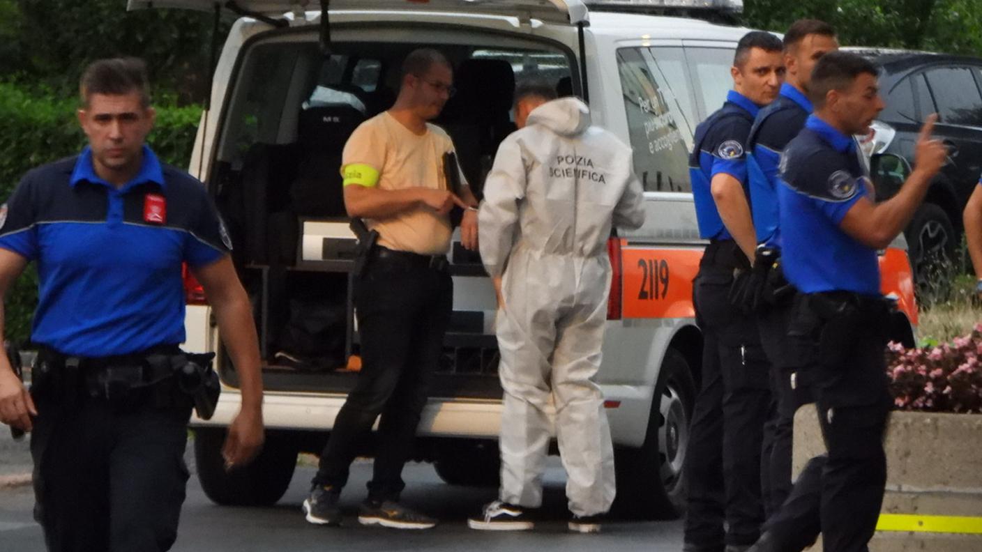 La polizia Scientifica al lavoro a Stabio sul luogo della sparatoria