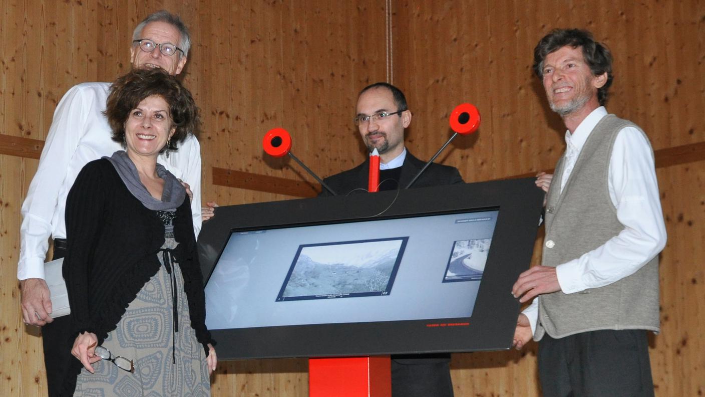 04_T.Dusina, T.Maeusli, L.Sommaruga M_Botta Inaugurazione totem Bregaglia 25.01.201.jpg