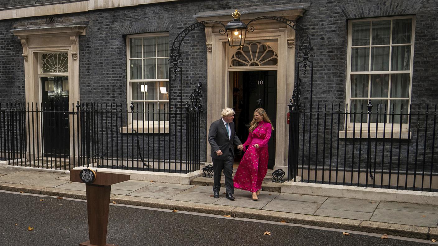 Boris Johnson e la moglie lasciano la residenza del premier britannico