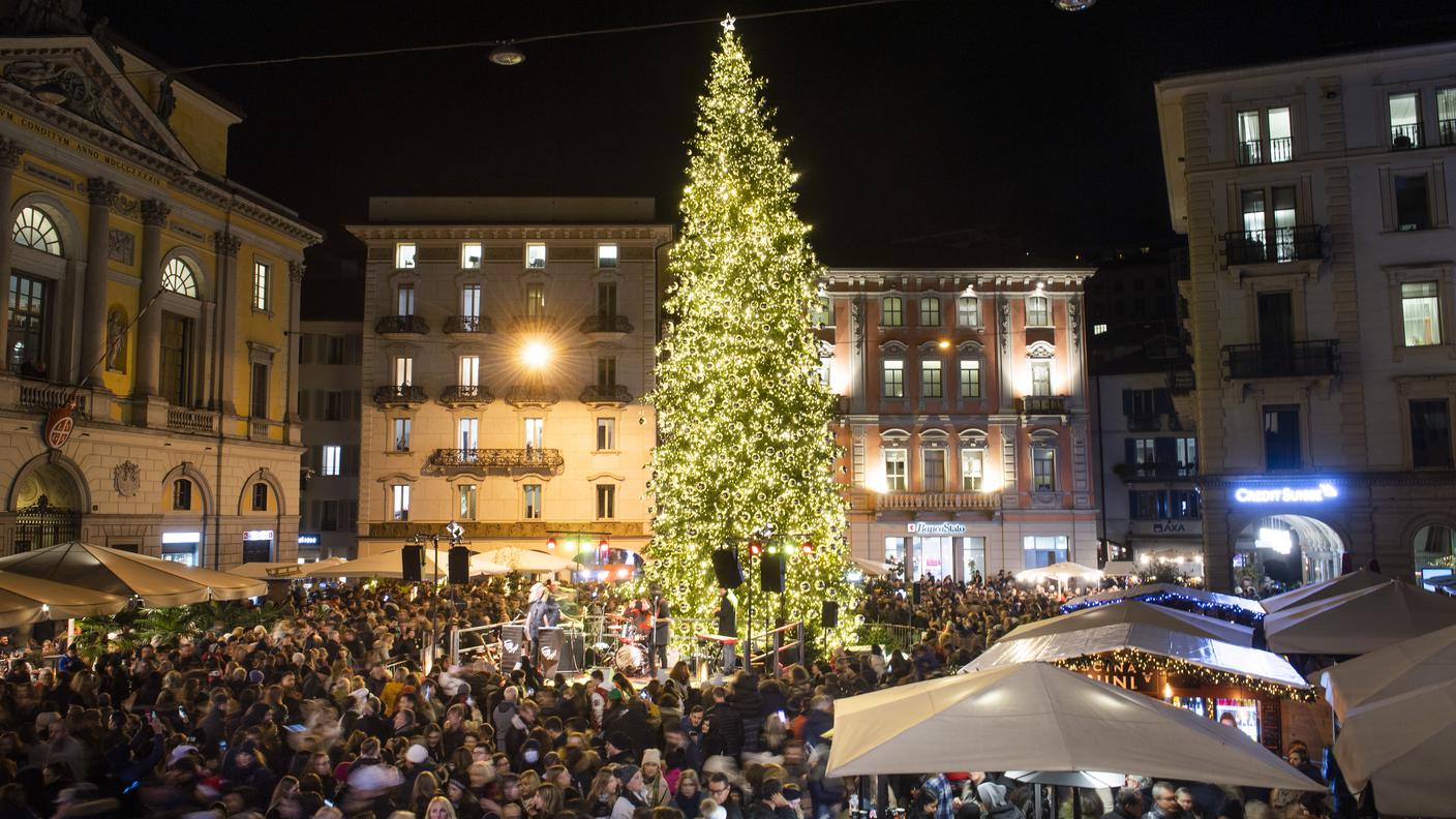 Lugano, l'accensione dell'albero di Natale in Piazza Riforma