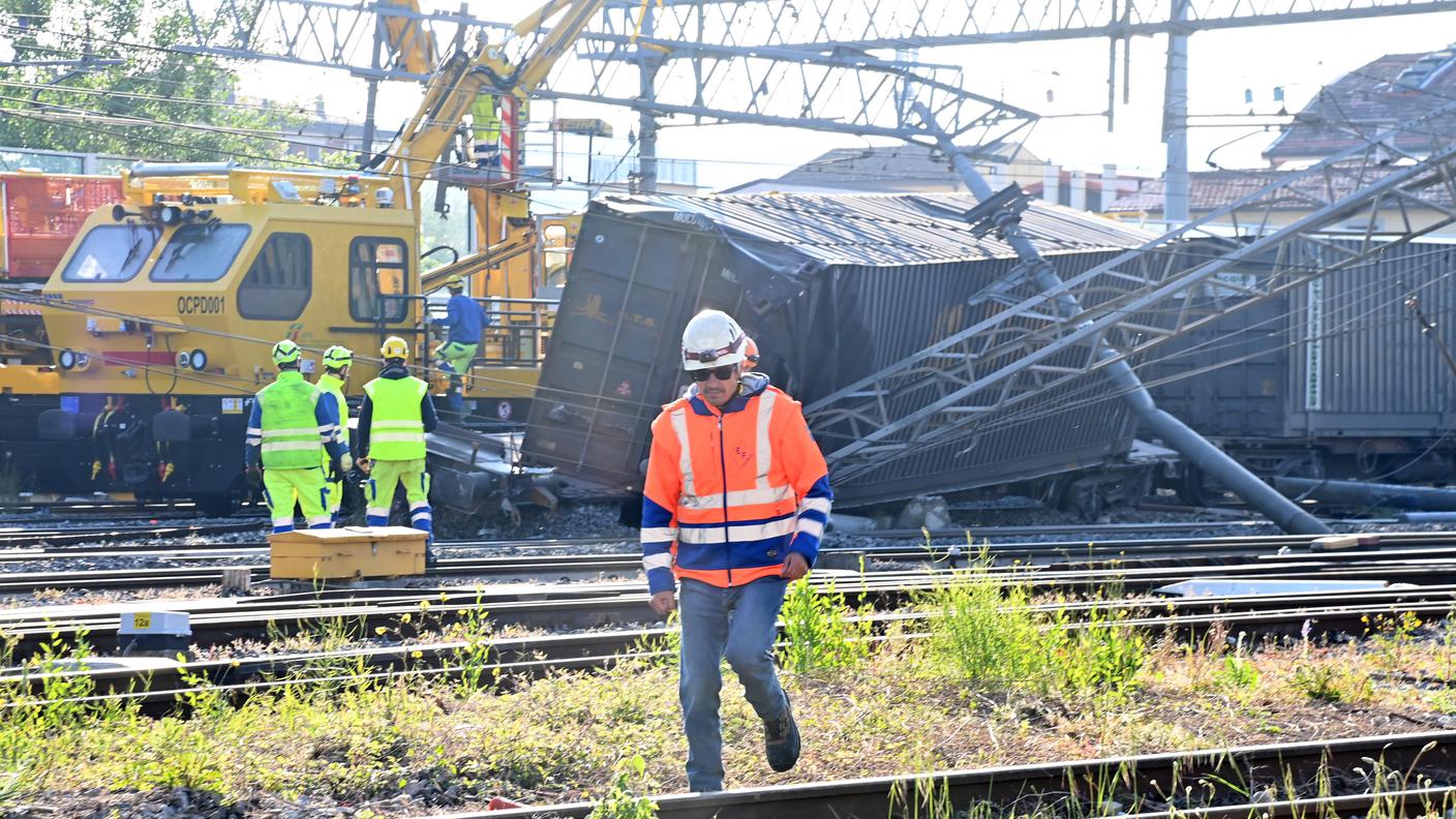 Il luogo del deragliamento di alcuni carri di un treno merci a Firenze