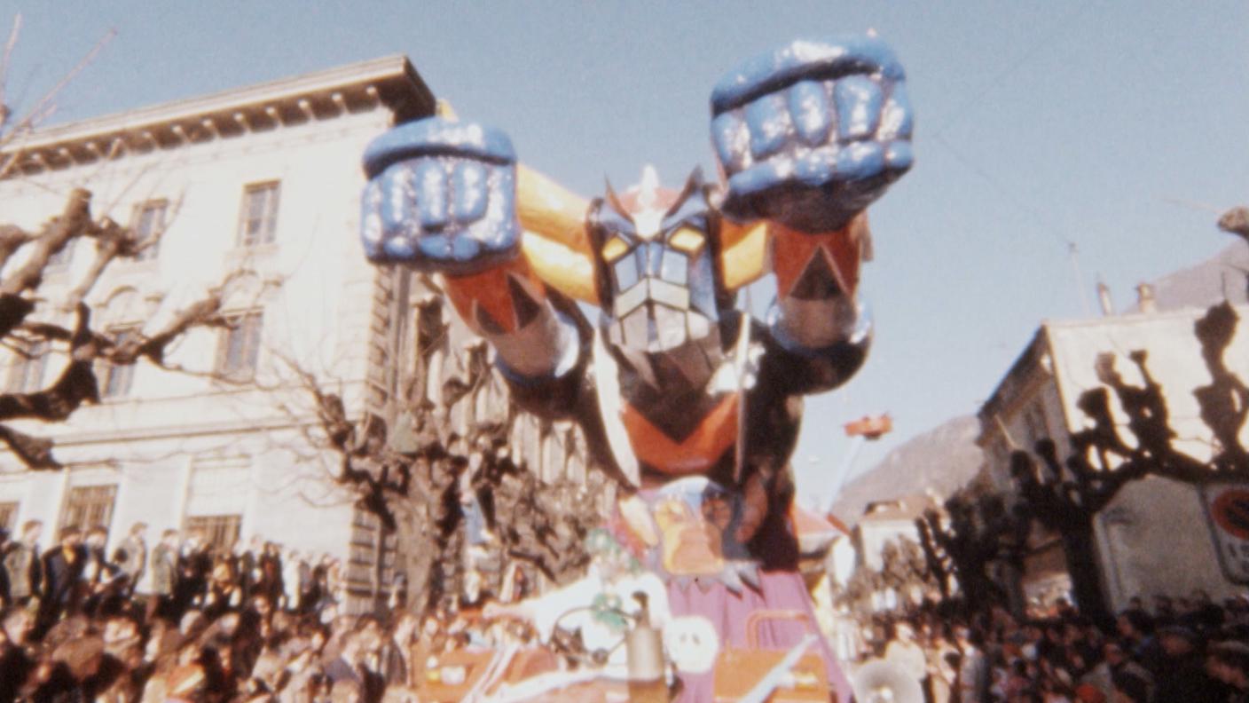 2046051_In casa e fuori_Quando gli UFO nascono a Balerna_Carro carnevale Goldrake.jpg