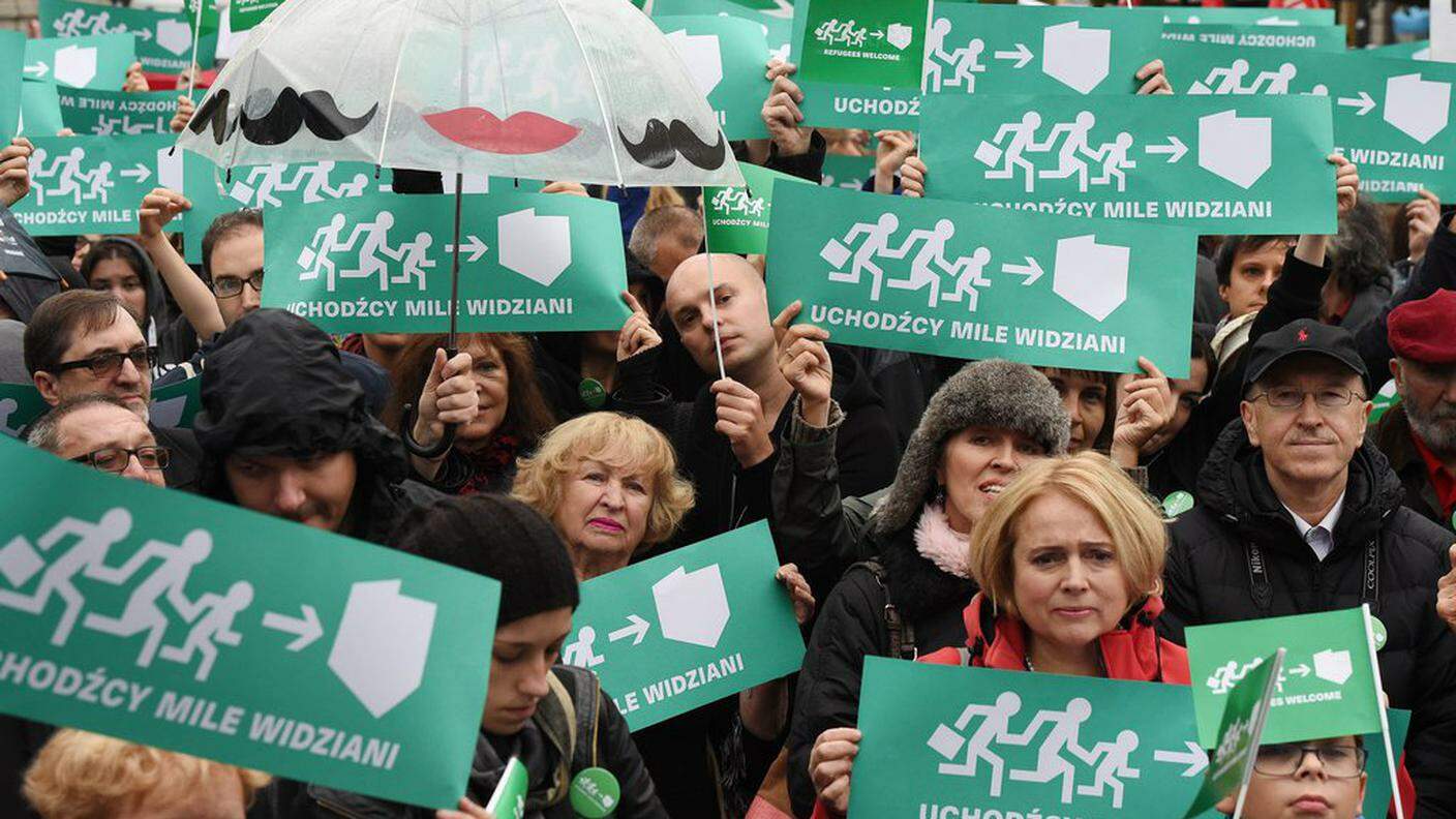 Manifestanti prendono parte alla marcia in supporto dei rifugiati a Varsavia