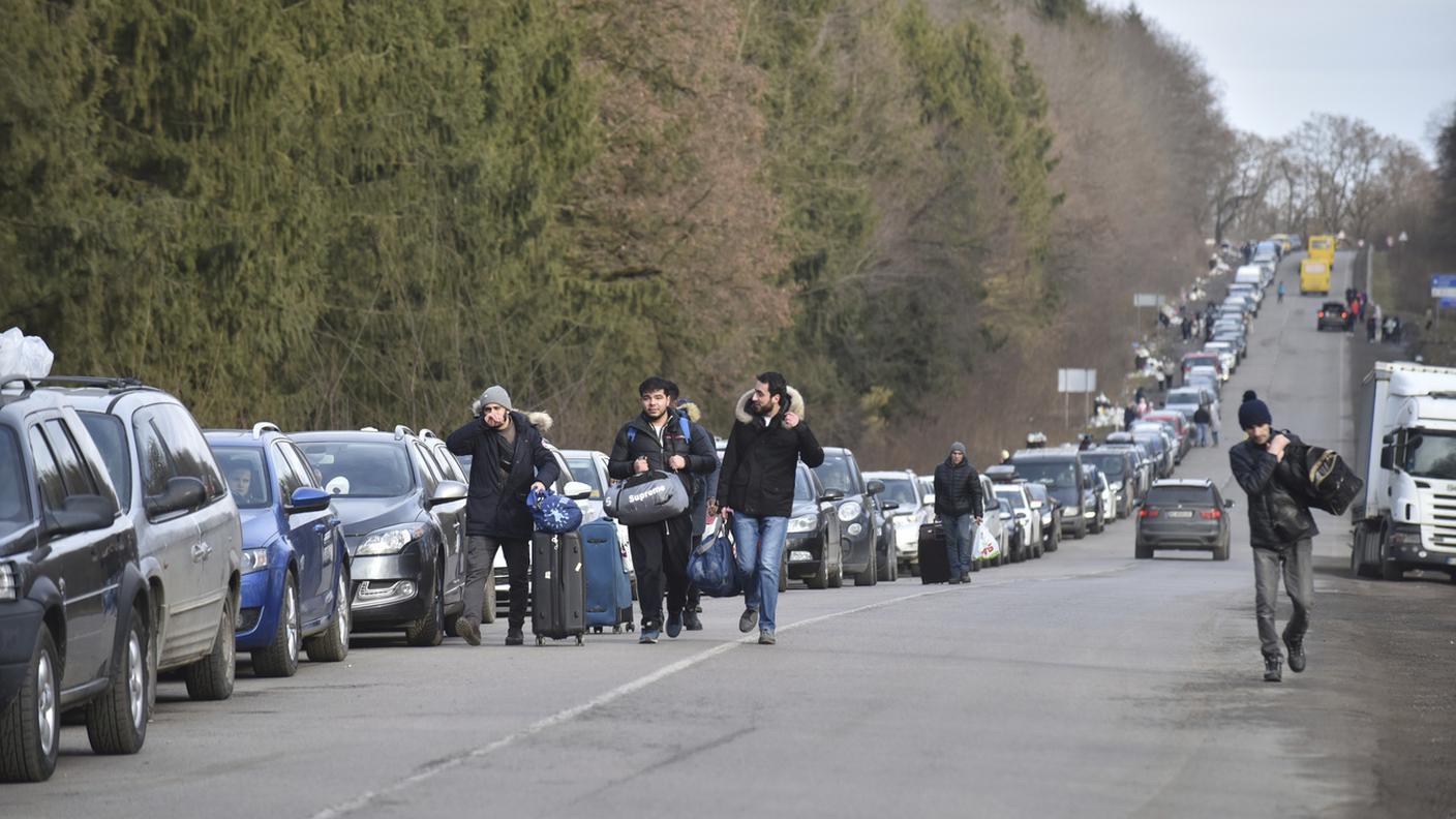 Carovana di profughi verso il confine polacco a Shehyni, in Ucraina occidentale