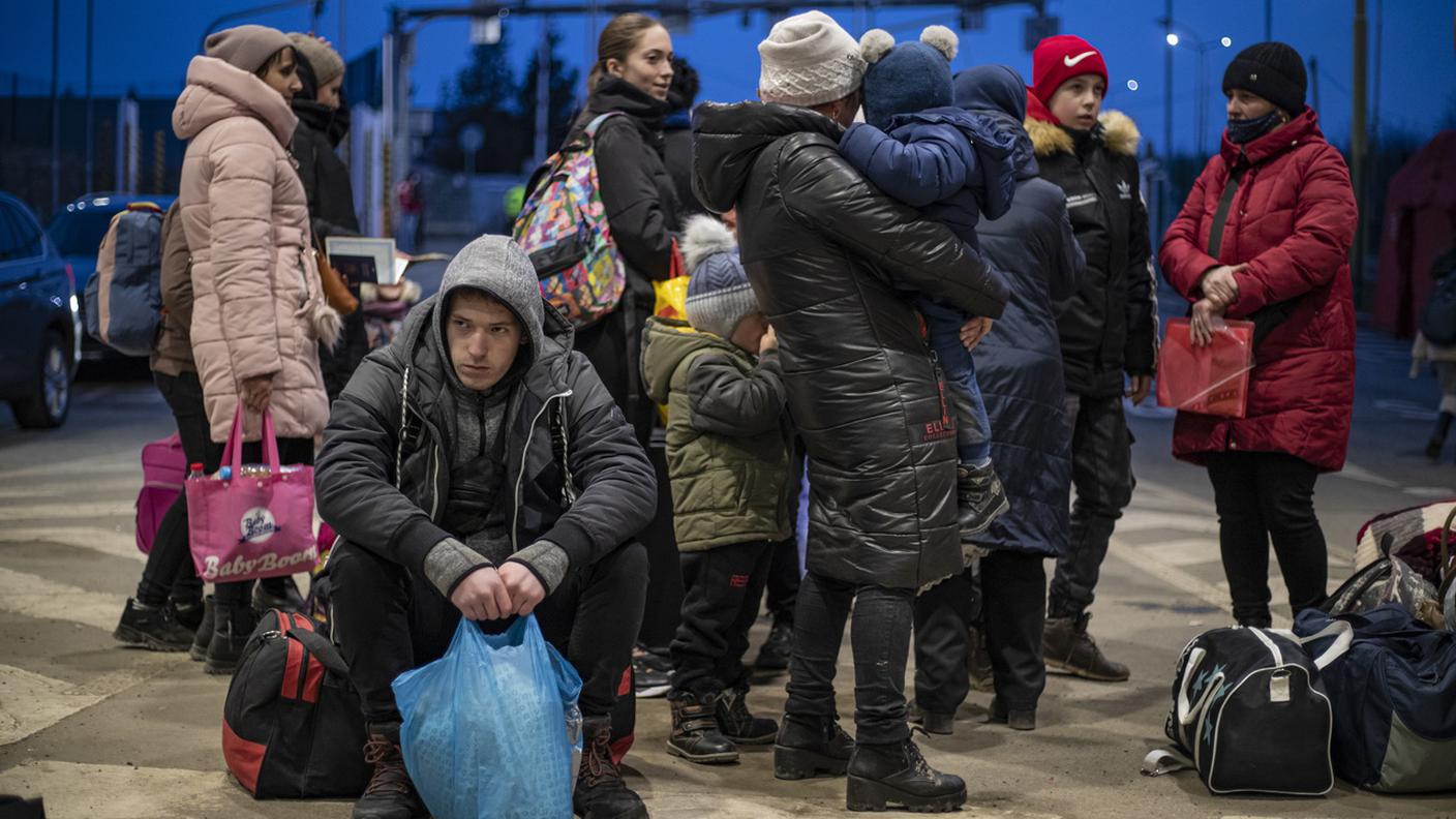 Persone in attesa al confine di Vysne Nemecke, in Slovacchia