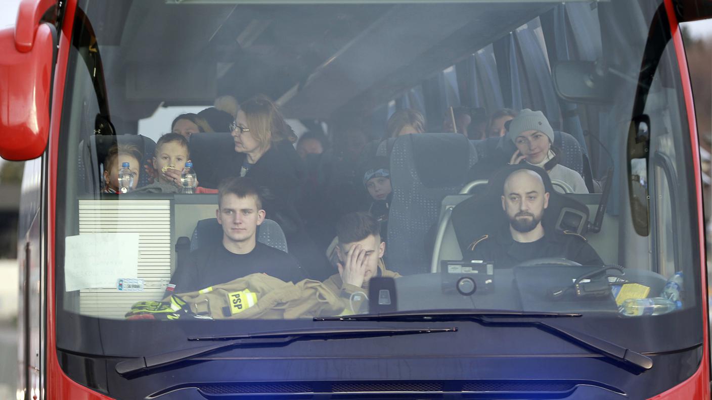 Rifugiati su un autobus a Medyka, in Polonia