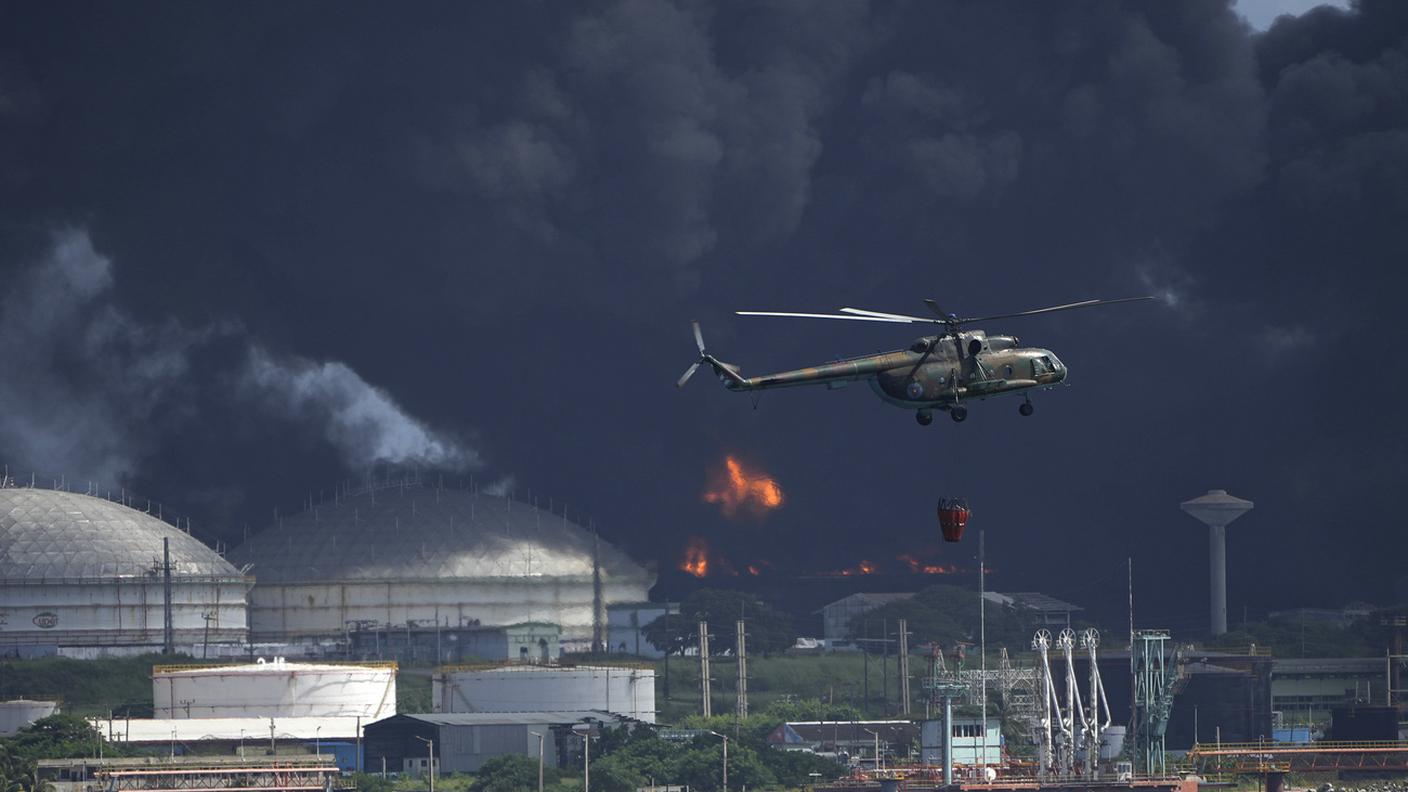 Devastante incendio a Cuba, deposito petrolifero in fiamme