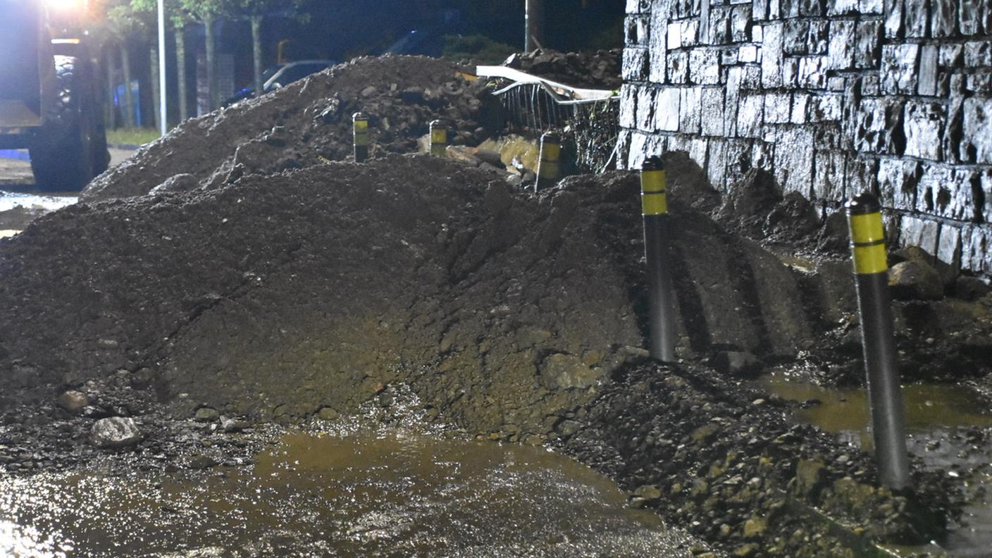 Frana sulla Strada Regina ad Agno, traffico bloccato