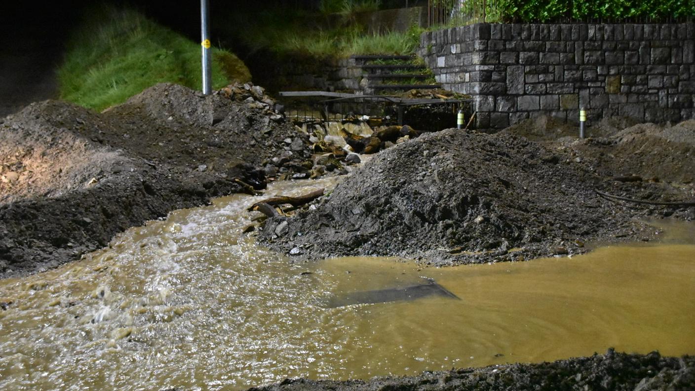 Frana sulla Strada Regina ad Agno, traffico bloccato