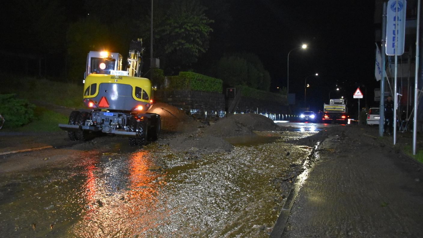 Frana sulla Strada Regina ad Agno, traffico bloccato