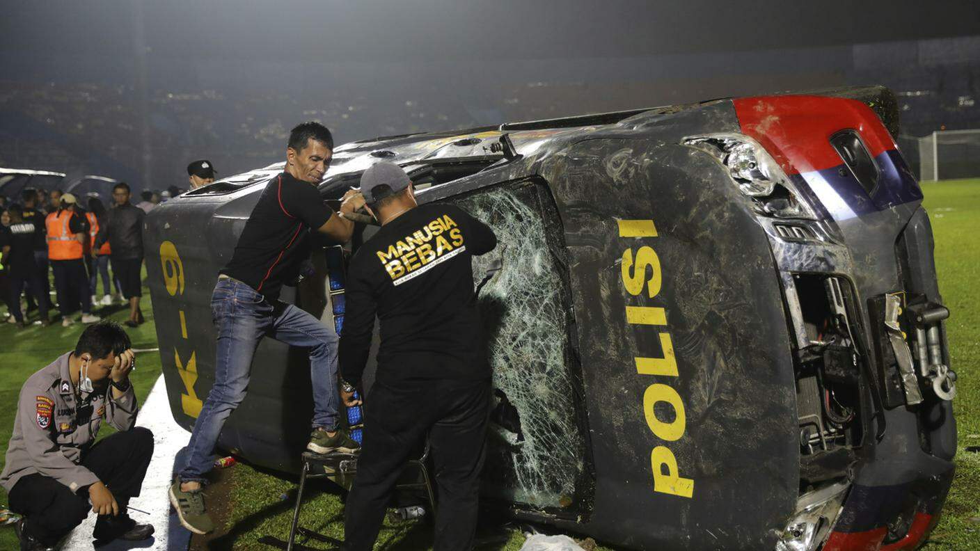 Scontri allo stadio, morti e feriti in Indonesia