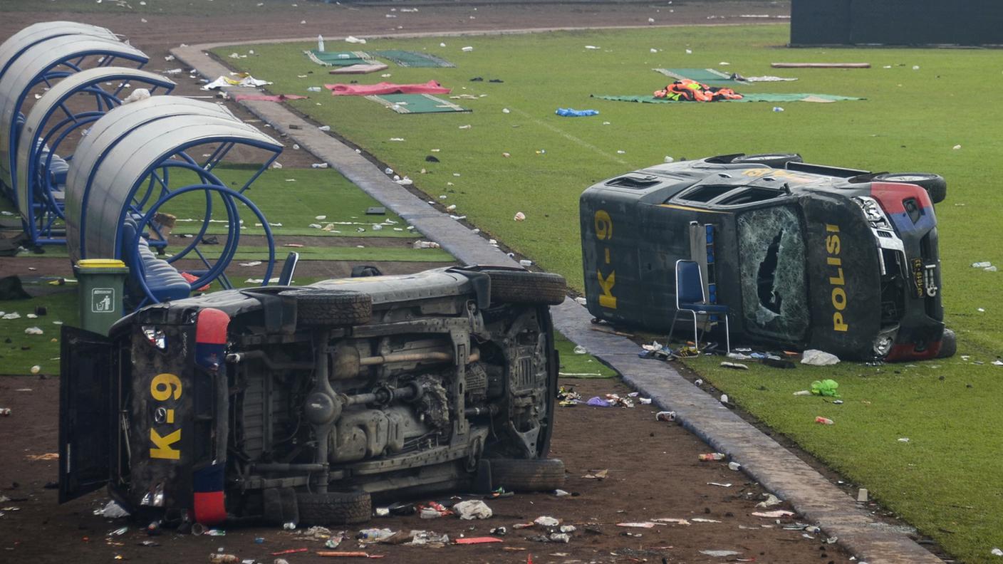 Lo stadio dopo l'intervento della polizia locale