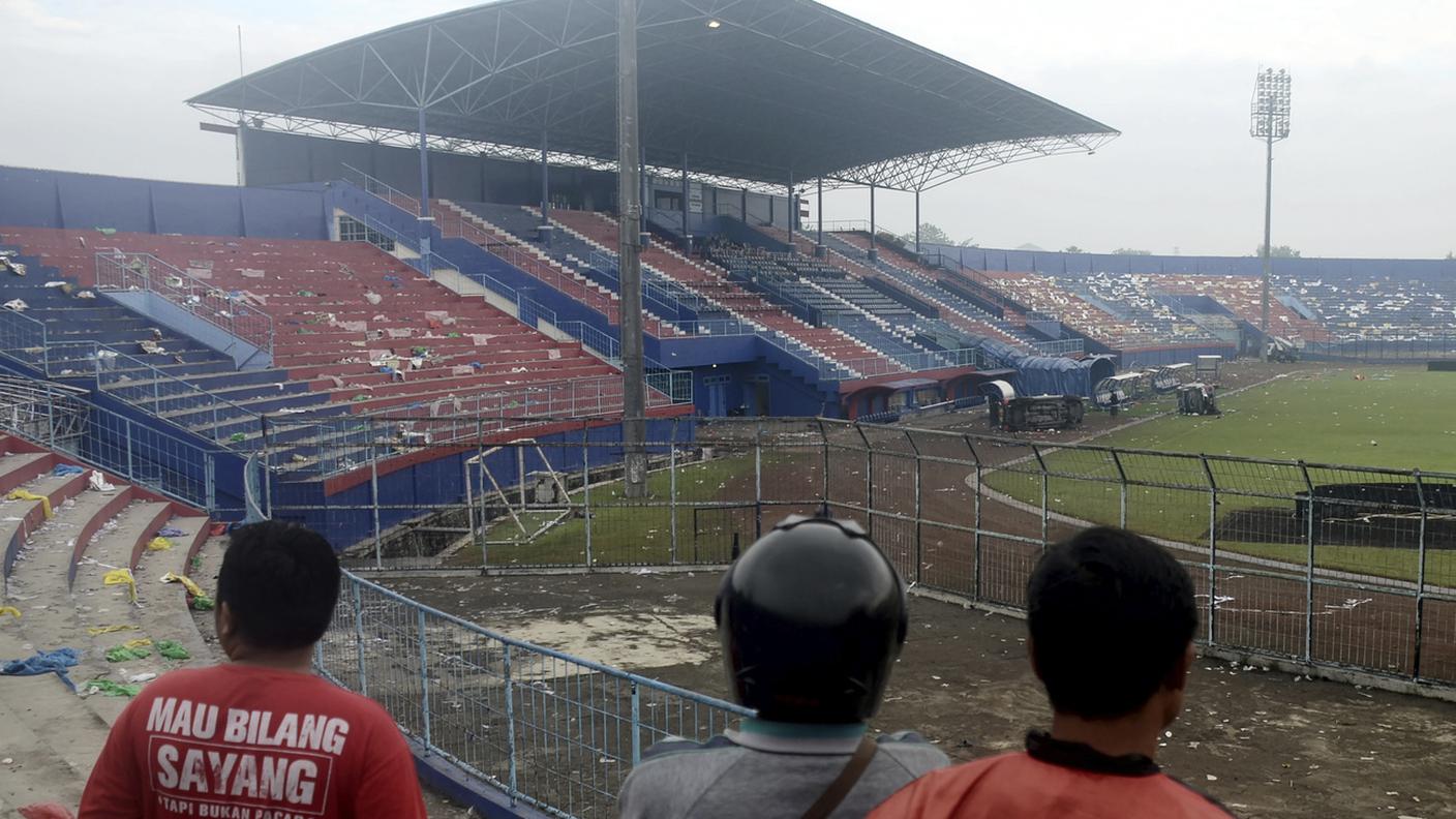 Lo stadio dopo l'intervento della polizia locale