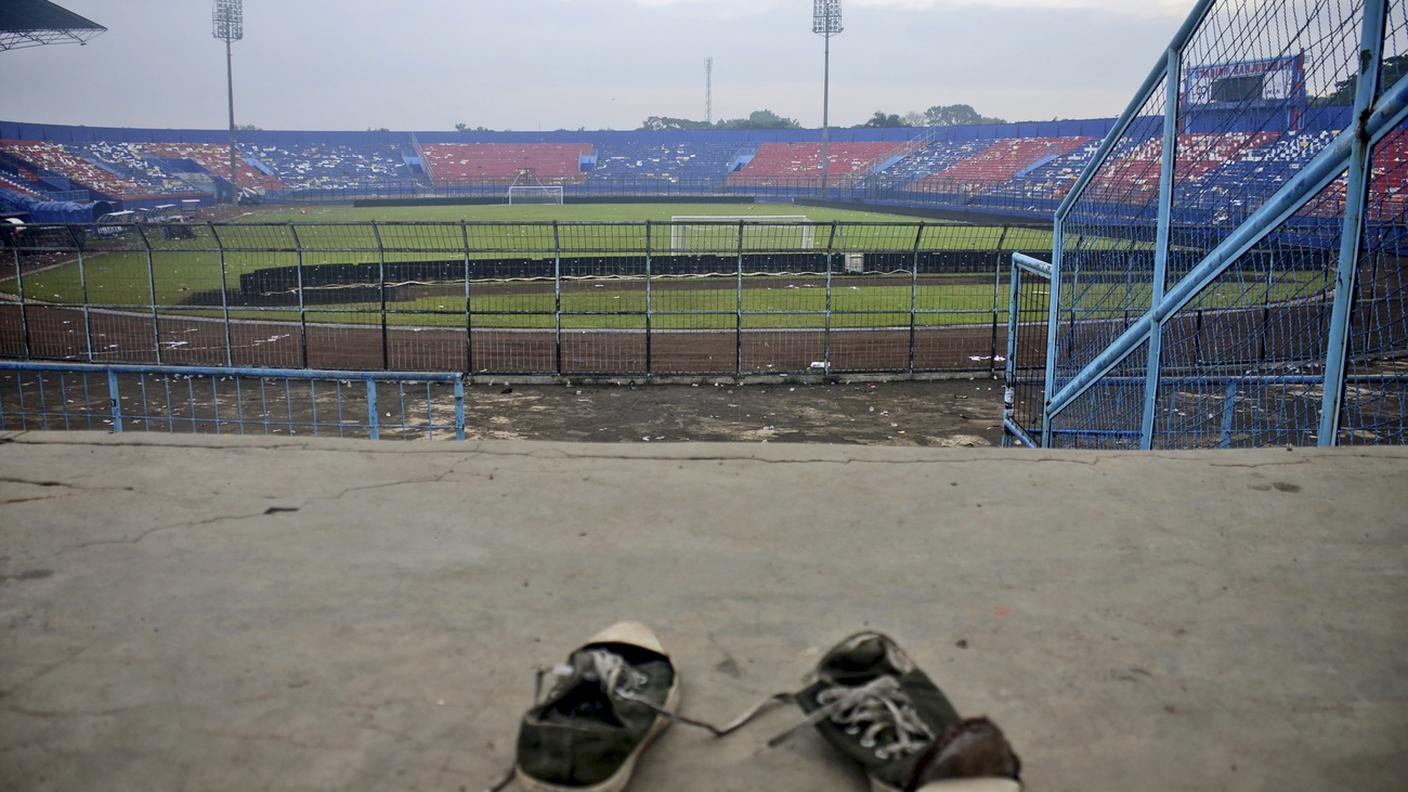 Lo stadio dopo l'intervento della polizia locale