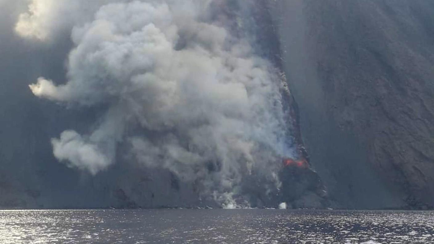 La colata lavica arriva al mare