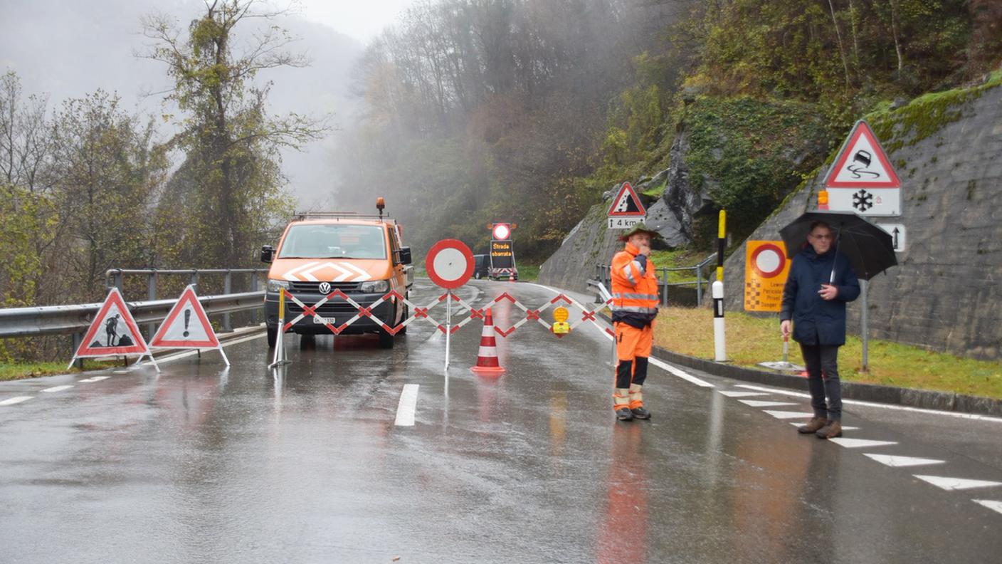 Strada della val Calanca chiusa al traffico dal bivio per Castaneda