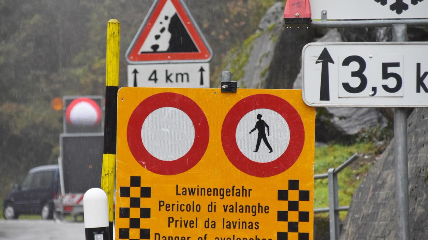 Strada della val Calanca chiusa al traffico dal bivio per Castaneda