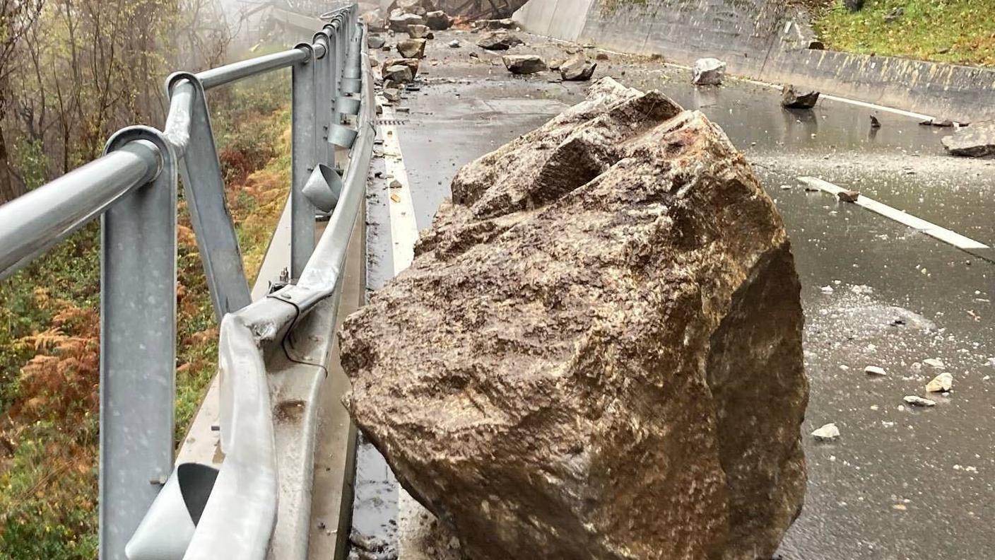 La frana ha danneggiato la strada e bloccato la viabilità