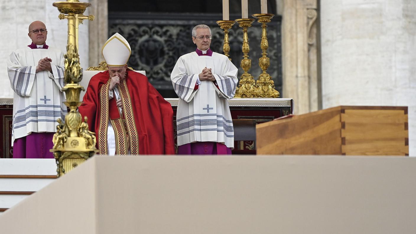 Papa Francesco all'inizio della celebrazione