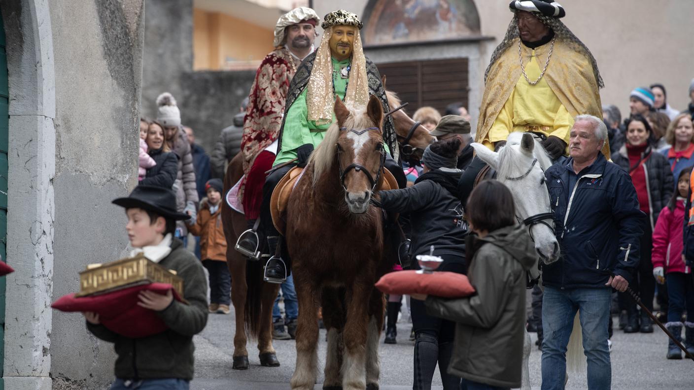 La tradizionale cavalcata dei Re Magi nel nucleo di Castel San Pietro