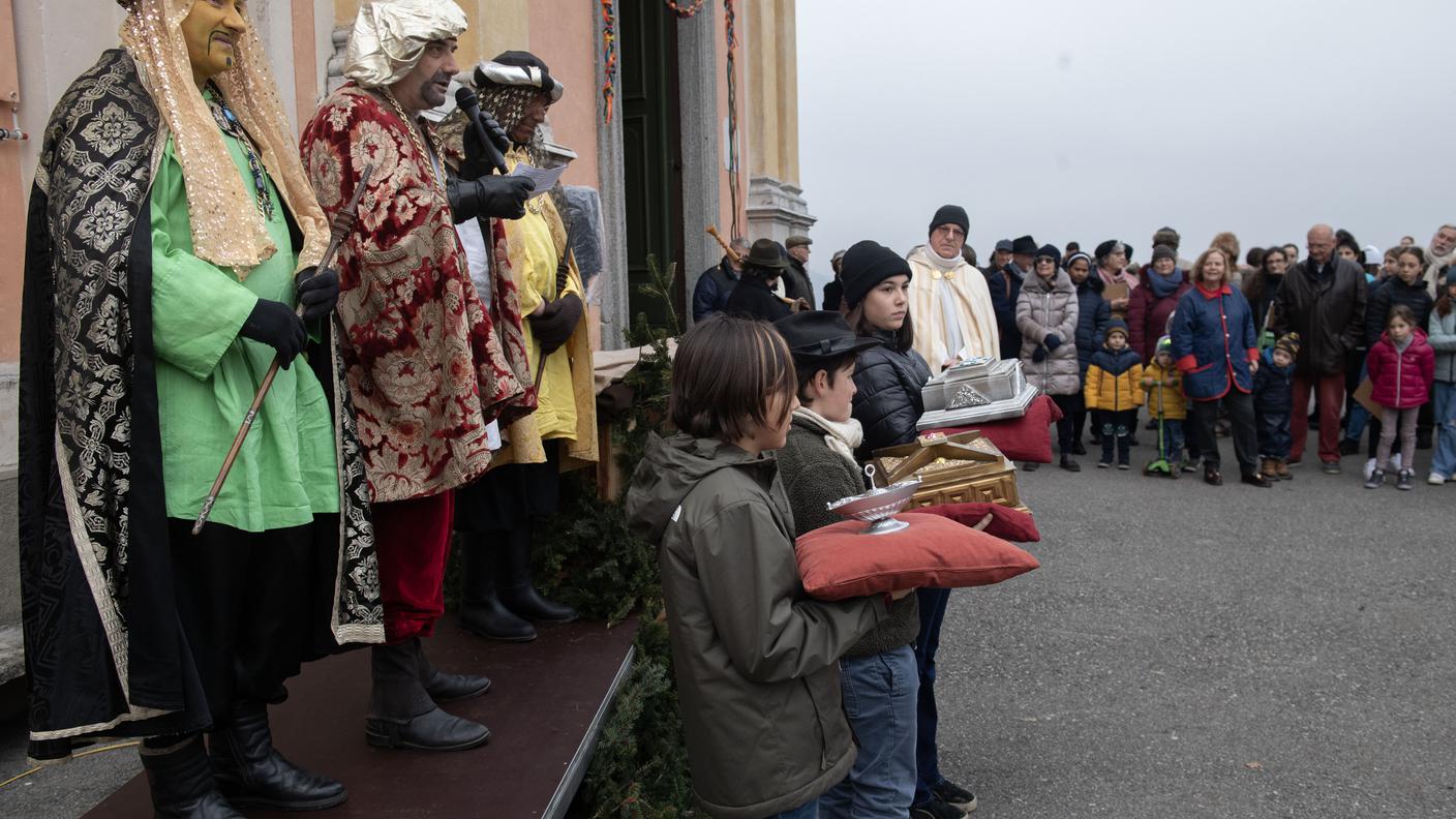 La tradizionale cavalcata dei Re Magi nel nucleo di Castel San Pietro