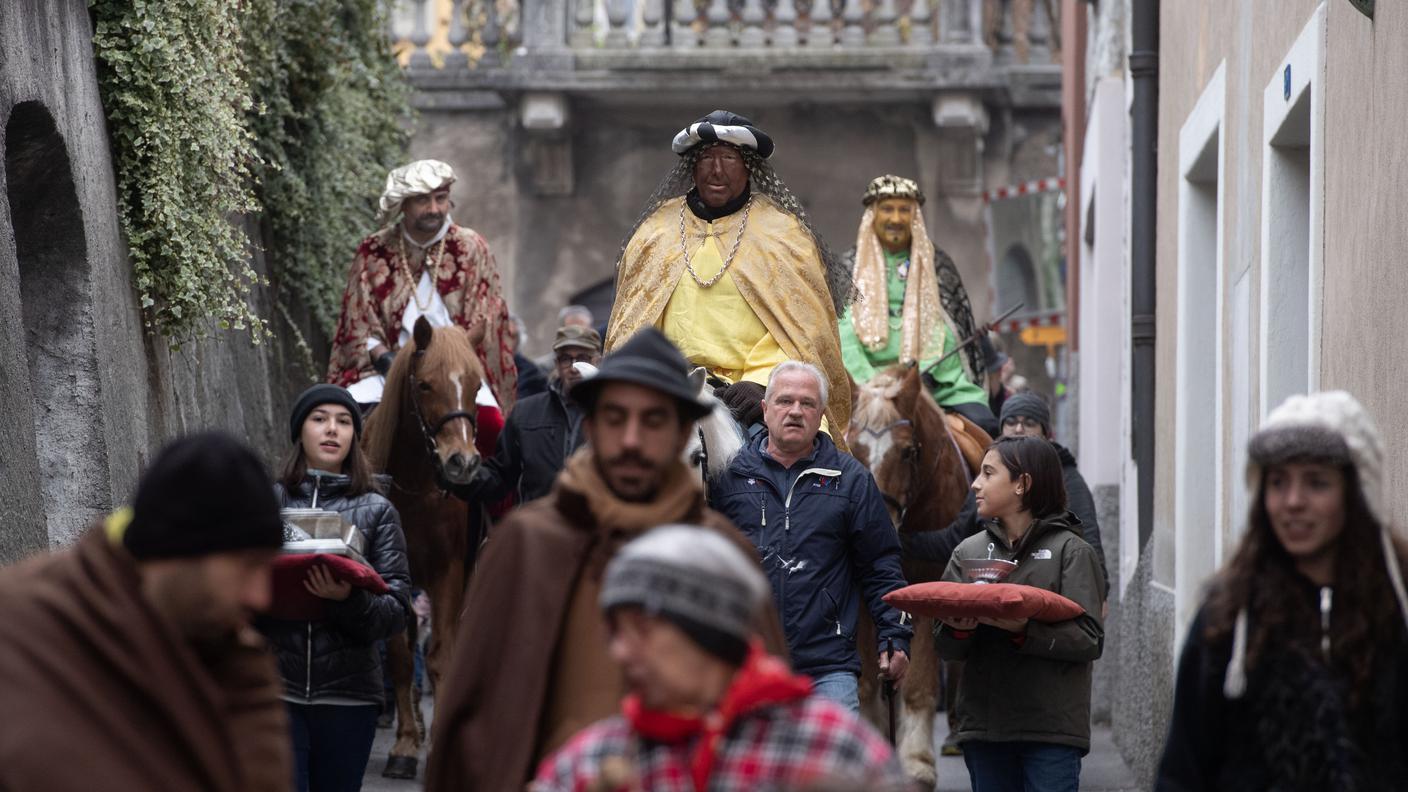 La tradizionale cavalcata dei Re Magi nel nucleo di Castel San Pietro