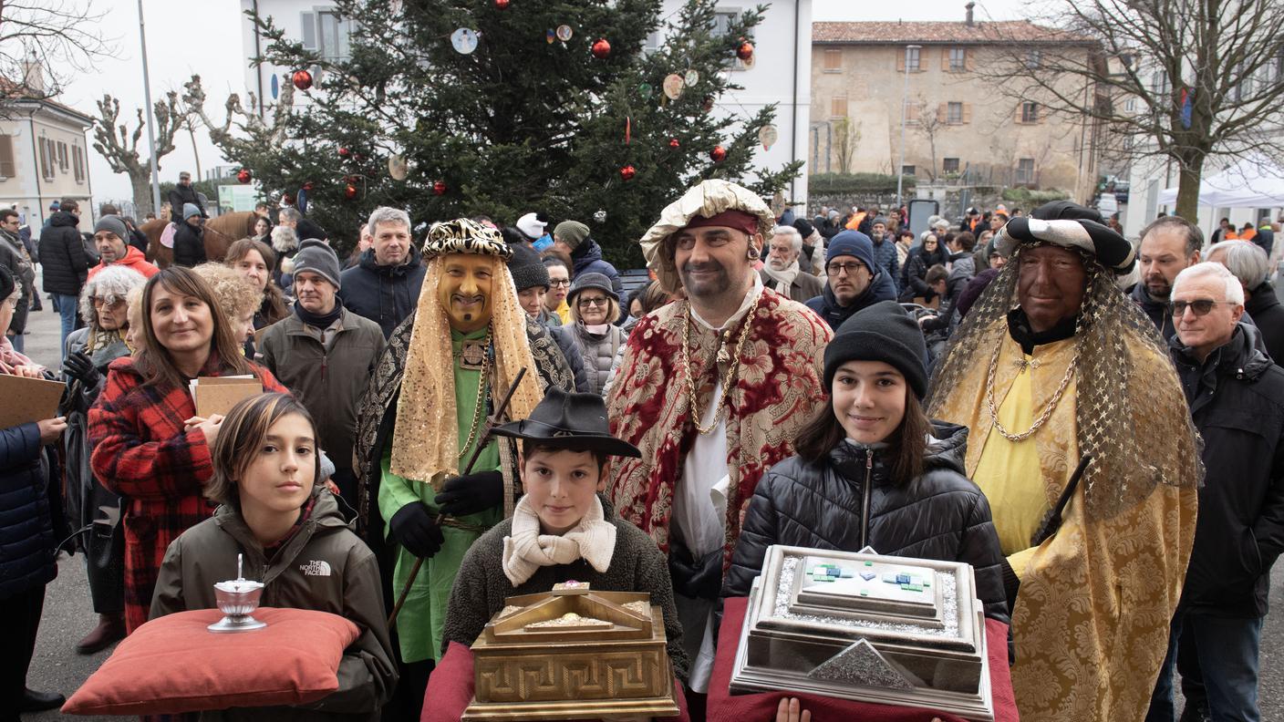 La tradizionale cavalcata dei Re Magi nel nucleo di Castel San Pietro