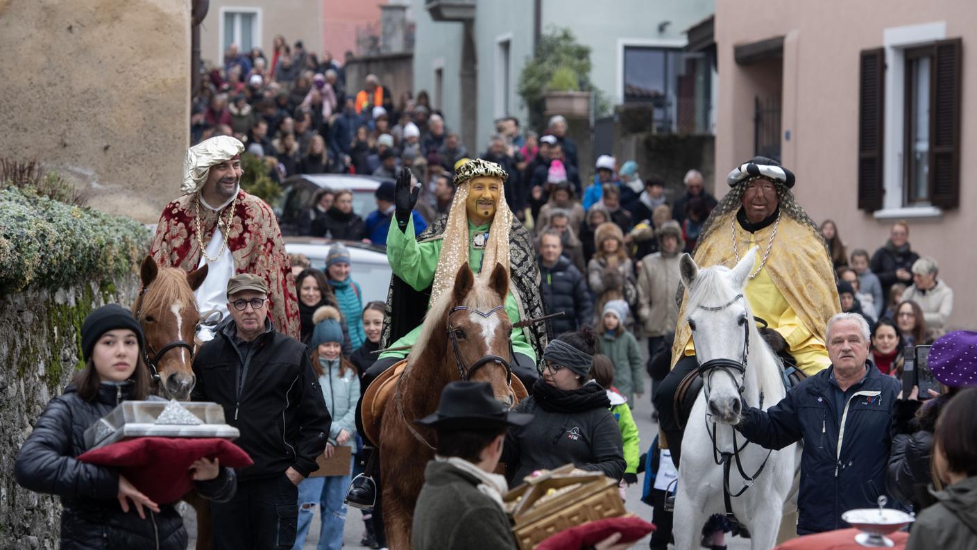 La tradizionale cavalcata dei Re Magi nel nucleo di Castel San Pietro