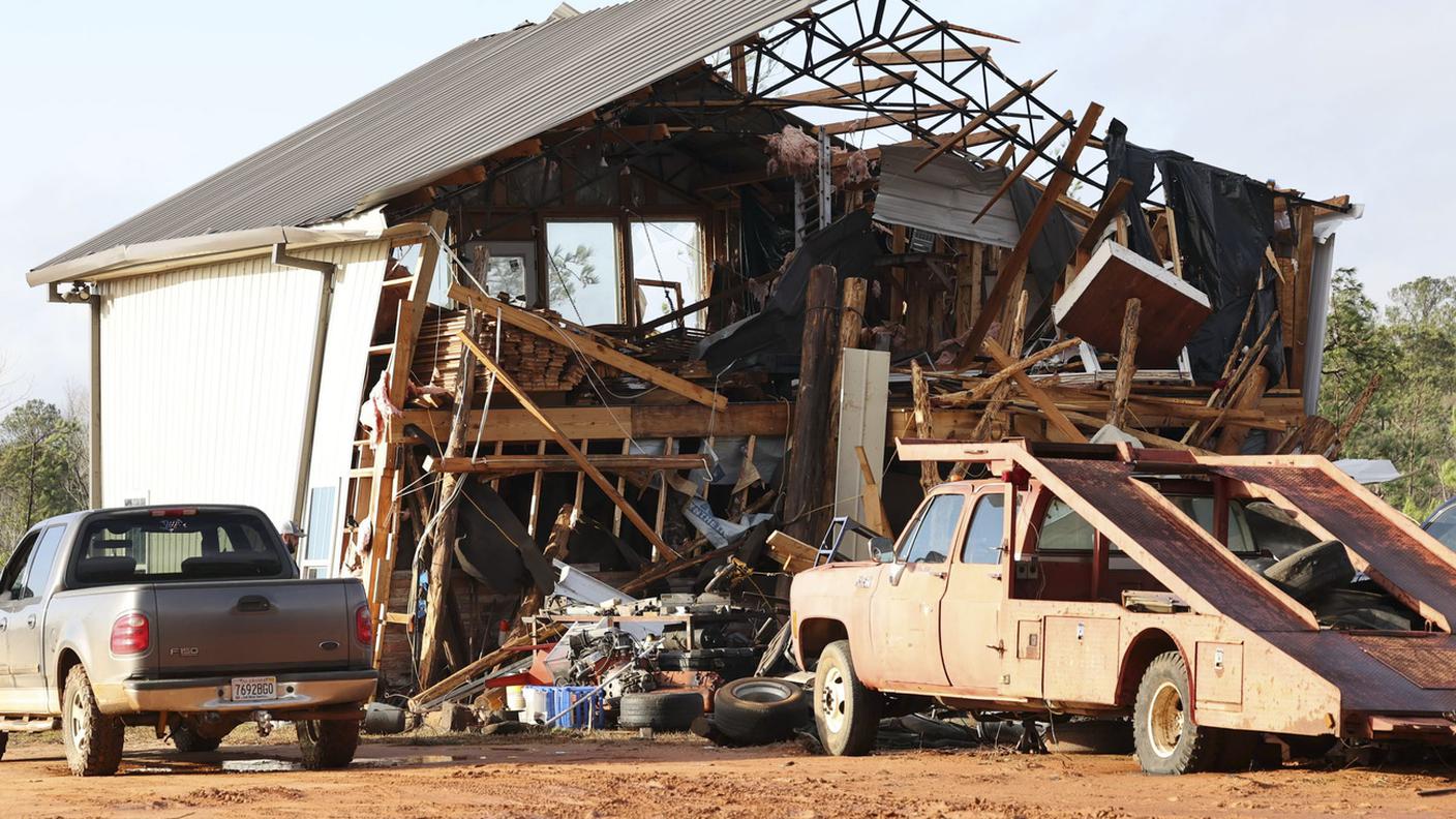 Ingenti danni dopo il passaggio dei tornado