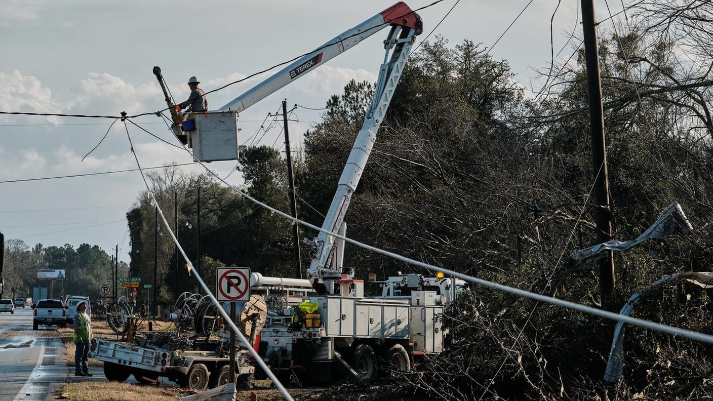 Alberi sradicati e linee elettriche interrotte in diversi punti