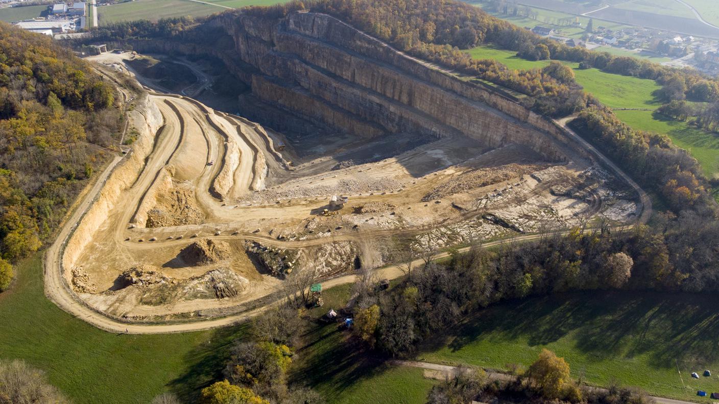 La cava è lunga circa 750 metri, larga 250 metri e profonda 90 metri