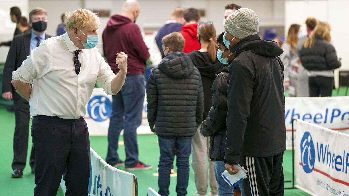 Boris Johnson in visita nei centri di vaccinazione