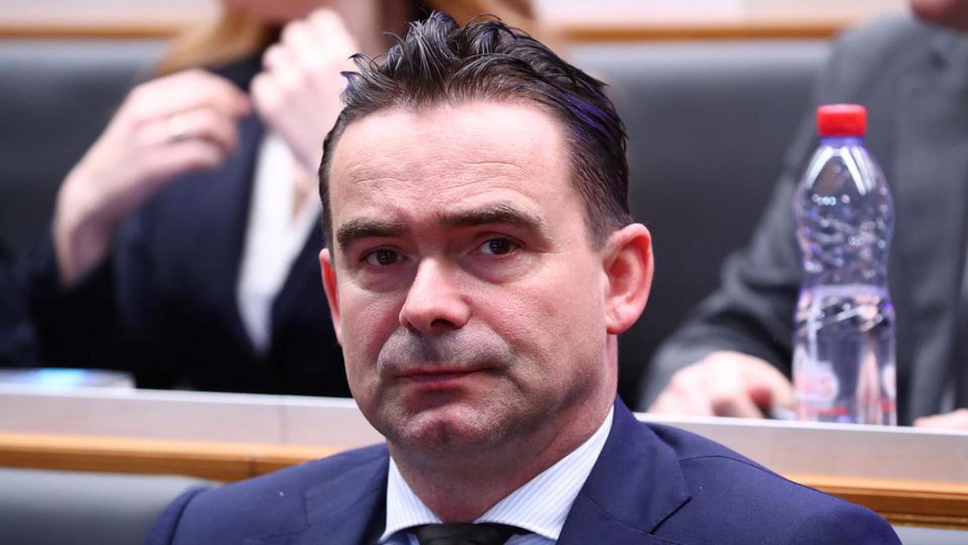 Messaggi inappropriati alle colleghe: Overmars lascia l'Ajax
