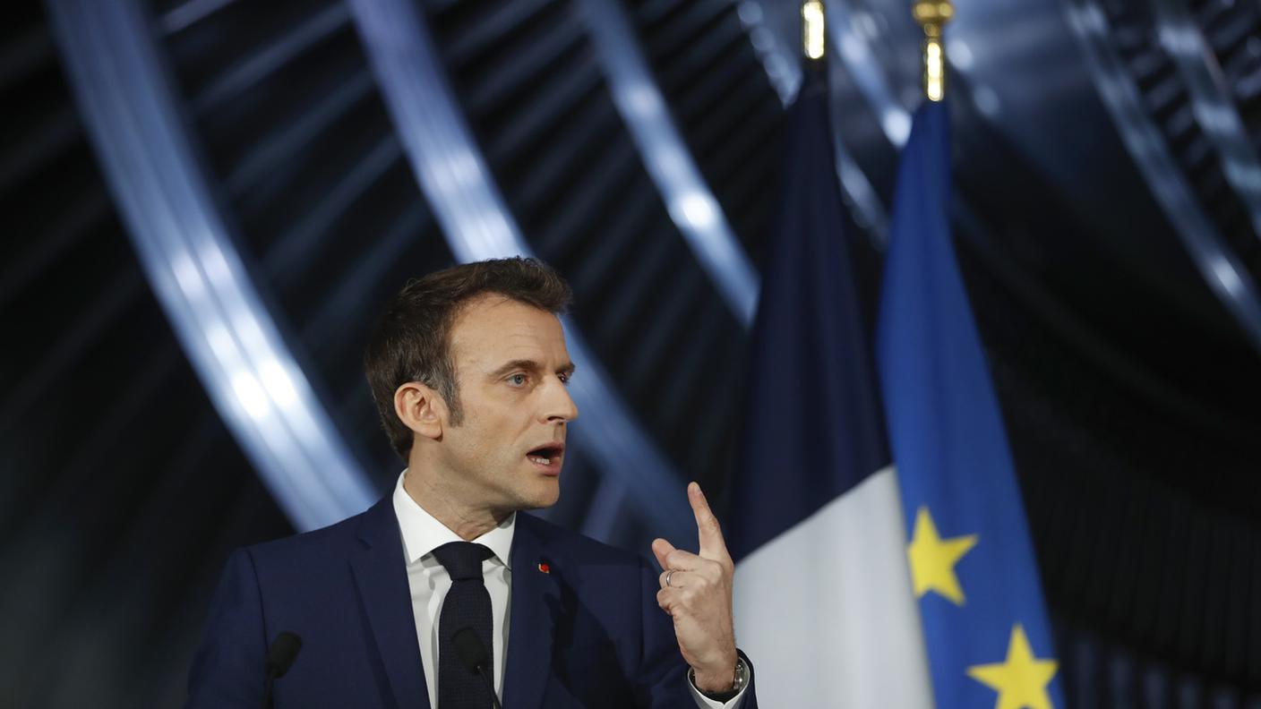 Macron durante il suo discorso sul nucleare