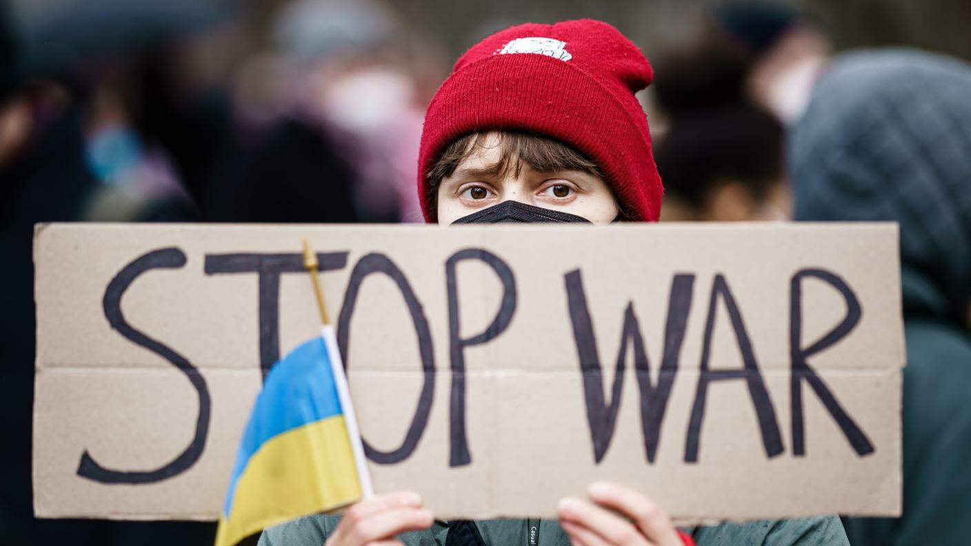 Un manifestante a Berlino chiede la fine della guerra in Ucraina