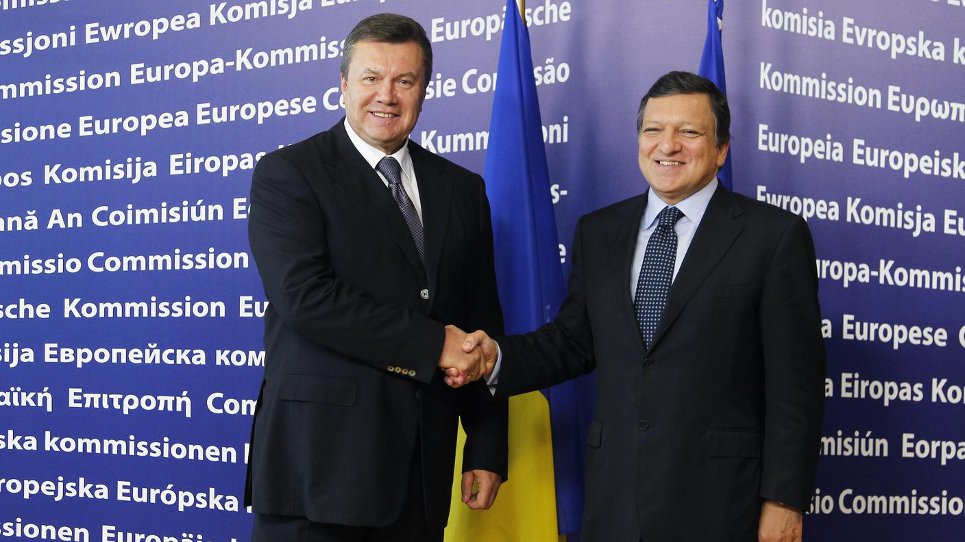 L'ex presidente ucraino Viktor Yanukovich con l'allora presidente della Commissione europea José Manuel Barroso nel 2010