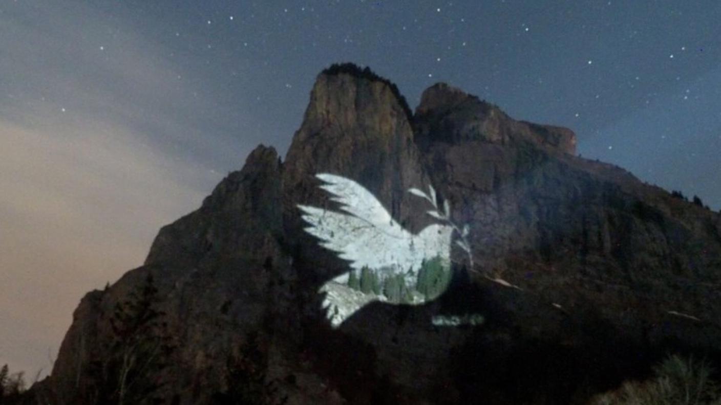 La più grande colomba della pace al mondo sulle Alpi svizzere