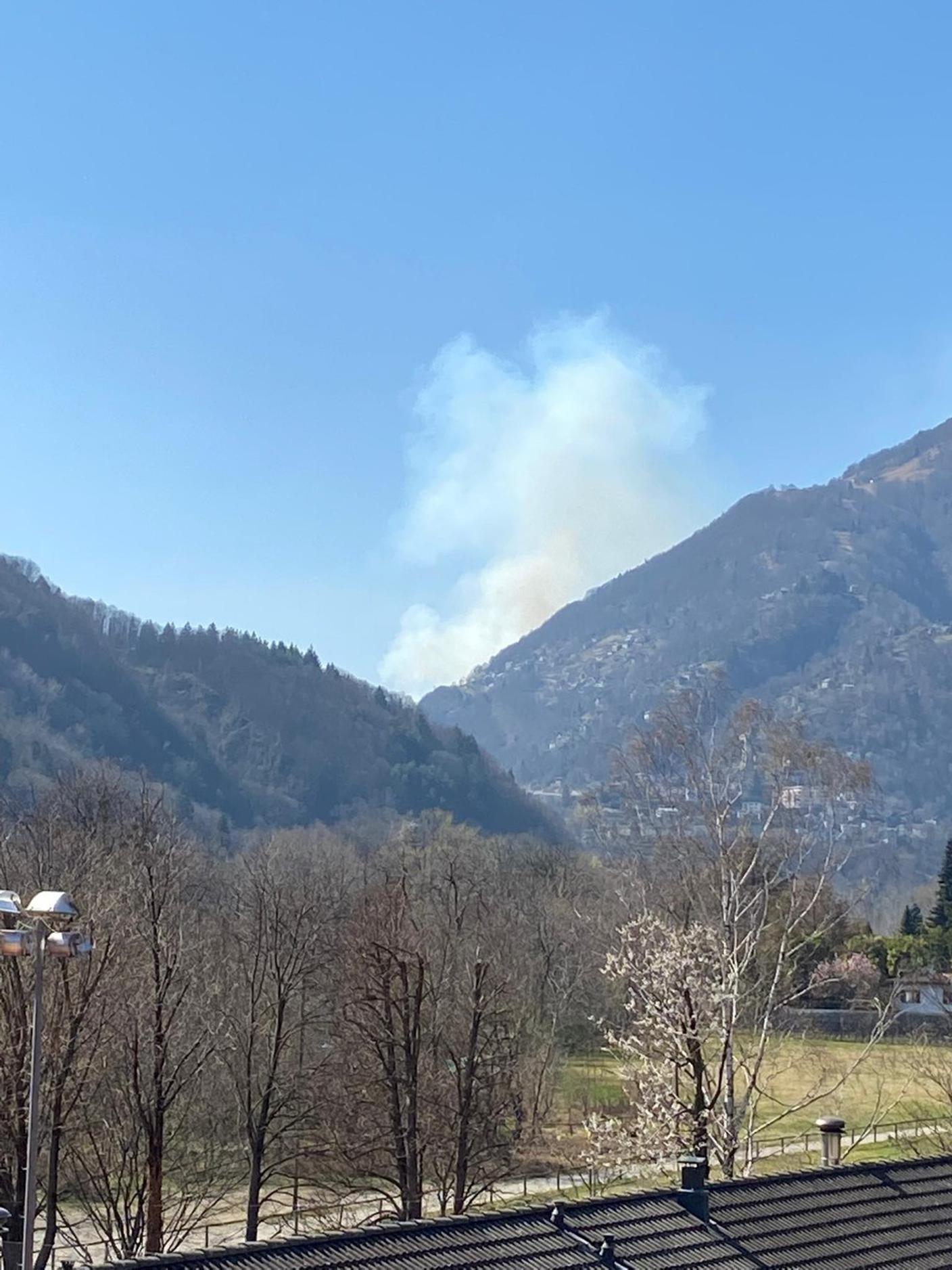 Il fumo del rogo ripreso da Verscio