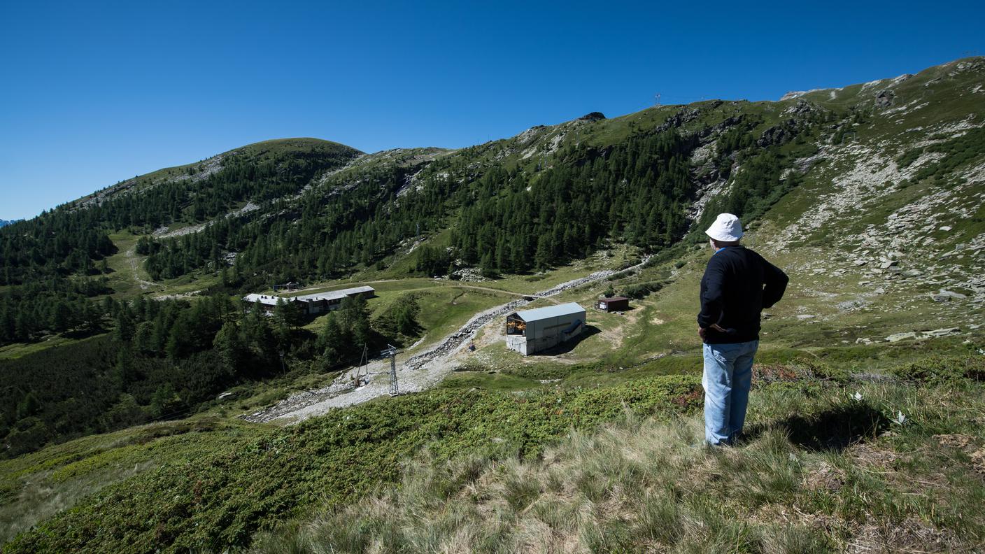 Un turista osserva la zona di Confin Bass dove arriva la gondola in disuso da 10 anni